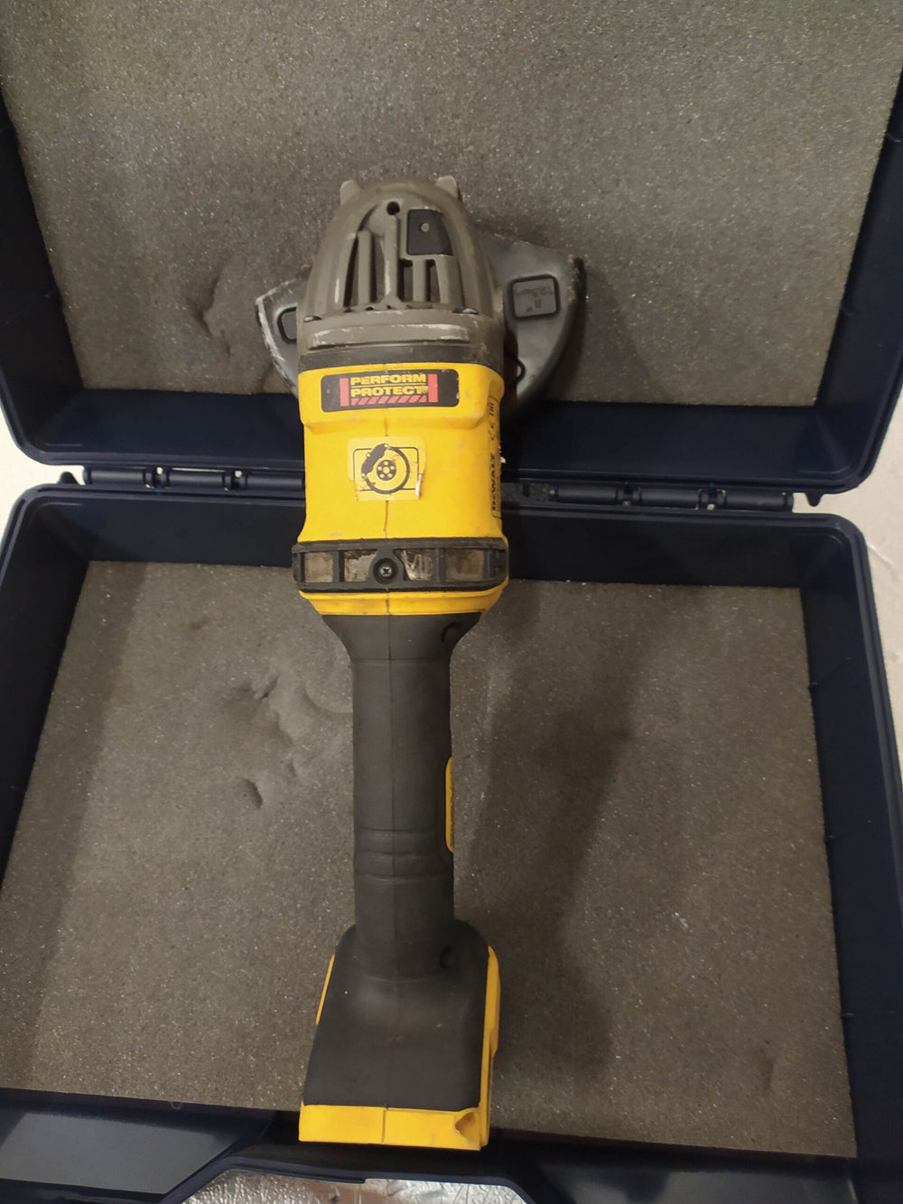 DCG418 DEWALT AMOLADORA RADIAL de segunda mano · Amoladoras — Bueno