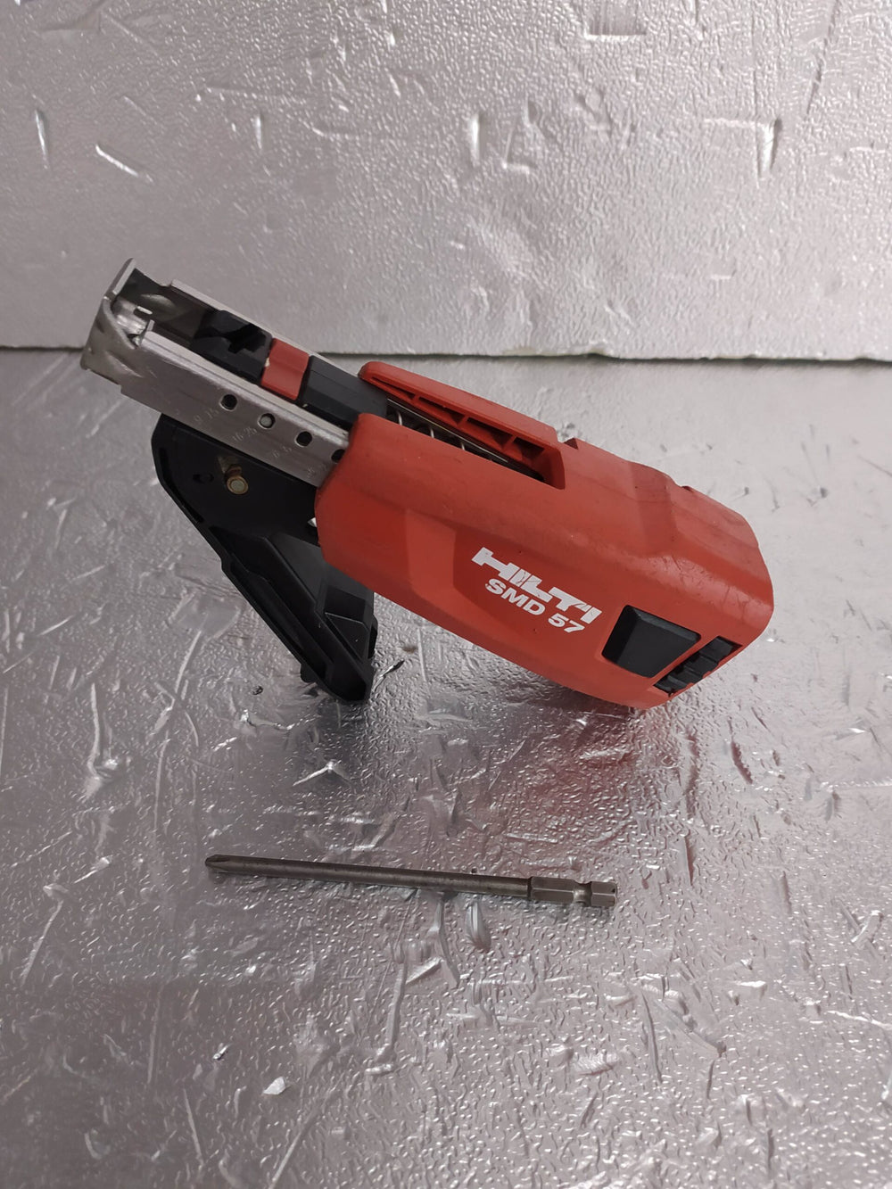 SMD 57 HILTI Cargador de tornillos de segunda mano · Atornilladores — Bueno