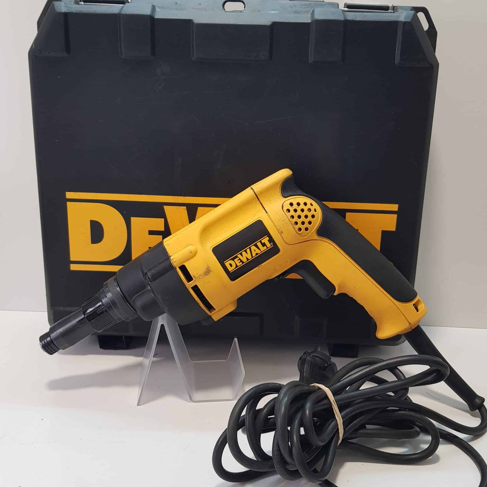 ATORNILLADOR CON EMBRAGUE DEWALT DW269K-QS PLADUR + ESTUCHE de segunda mano · Atornilladores — Bueno