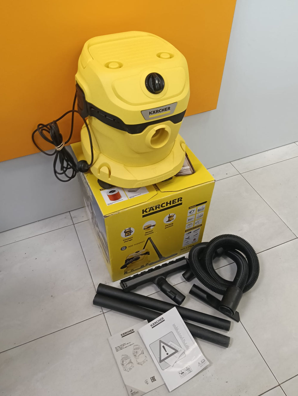 ASPIRADOR SECO/MOJADO KARCHER WD2 de segunda mano — Bueno