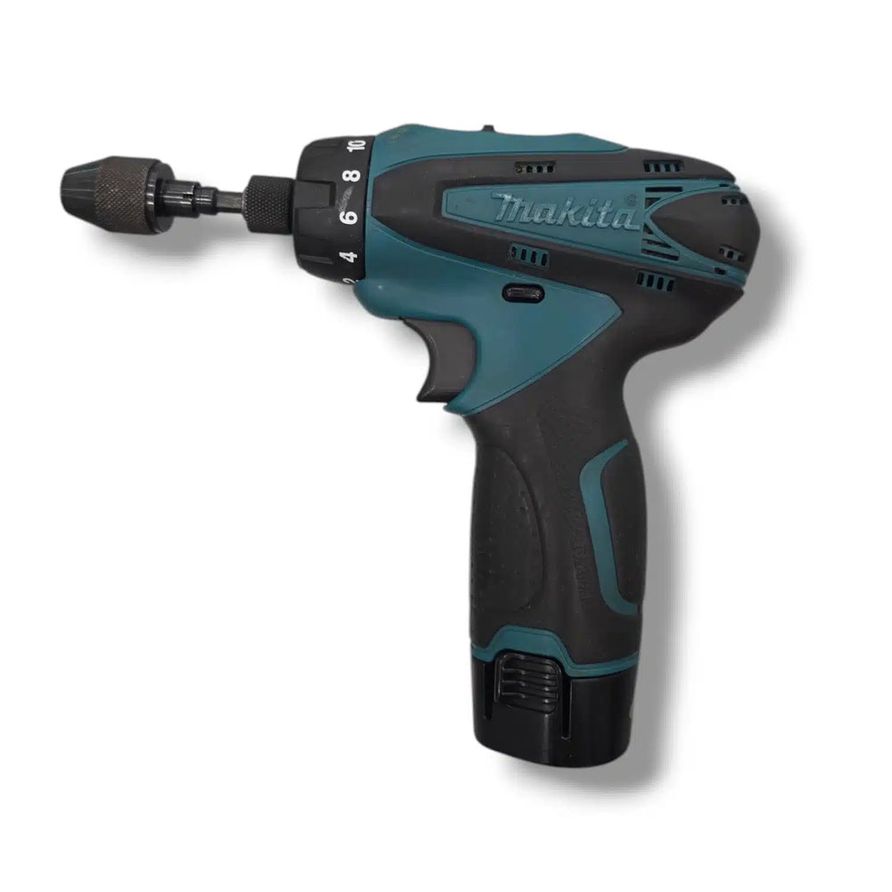 ATORNILLADORA MAKITA DF030D + BATERIA + CARGADOR COMPATIBLE de segunda mano · Atornilladores — Bueno