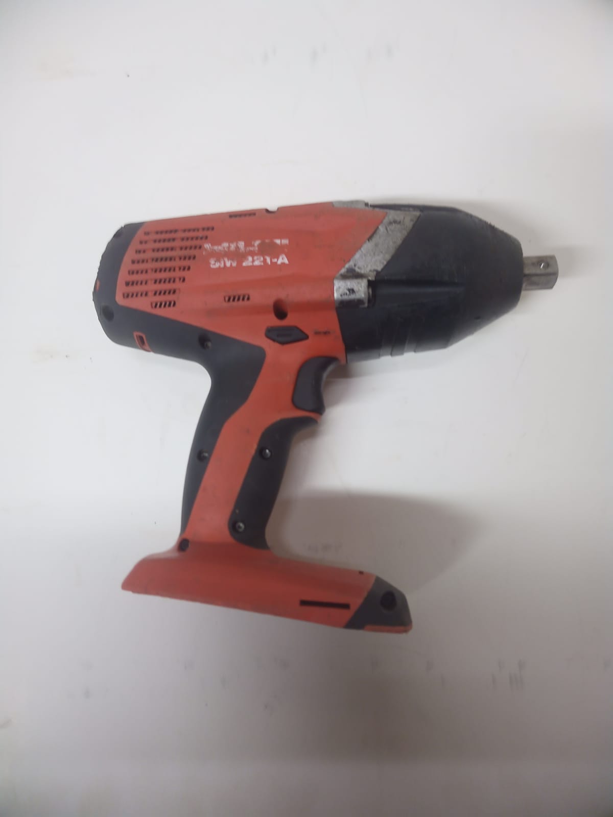 HILTI SIW 22T-A LLAVE DE IMPACTO A BATERÍA de segunda mano · Atornilladores — Bueno (2)