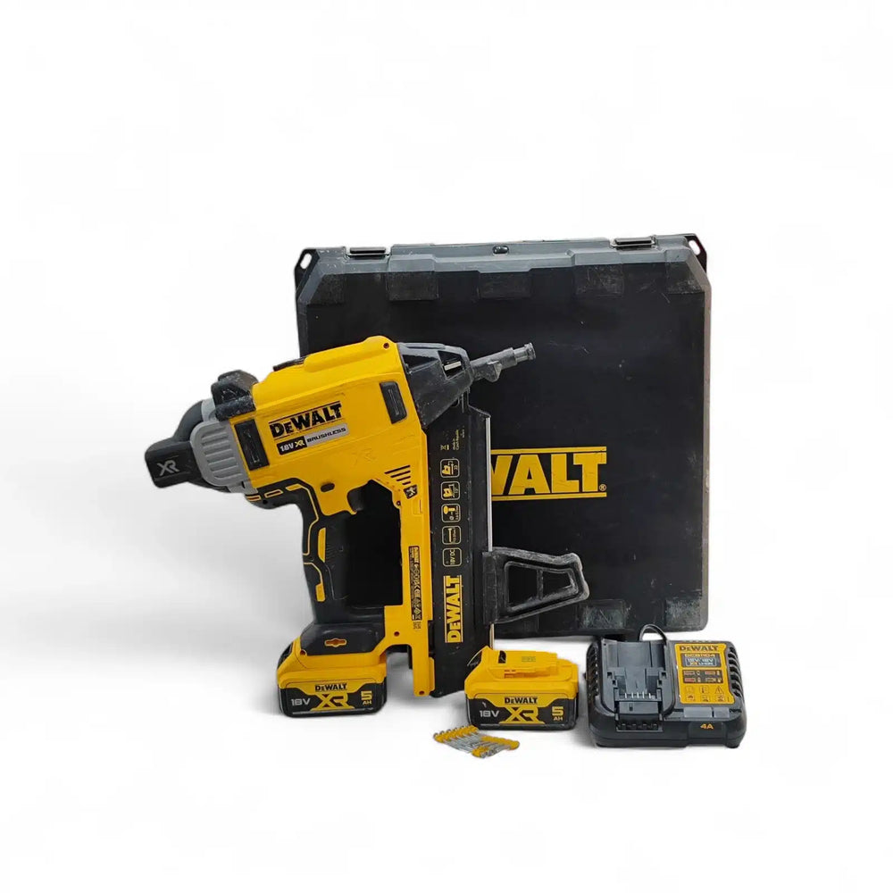 CLAVADORA DEWALT DCN890 XR BRUSHLESS + 2 BATERIAS + CARGADOR + ESTUCHE de segunda mano — Como nuevo