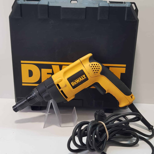ATORNILLADOR CON EMBRAGUE DEWALT DW269K-QS PLADUR + ESTUCHE de segunda mano · Atornilladores — Bueno