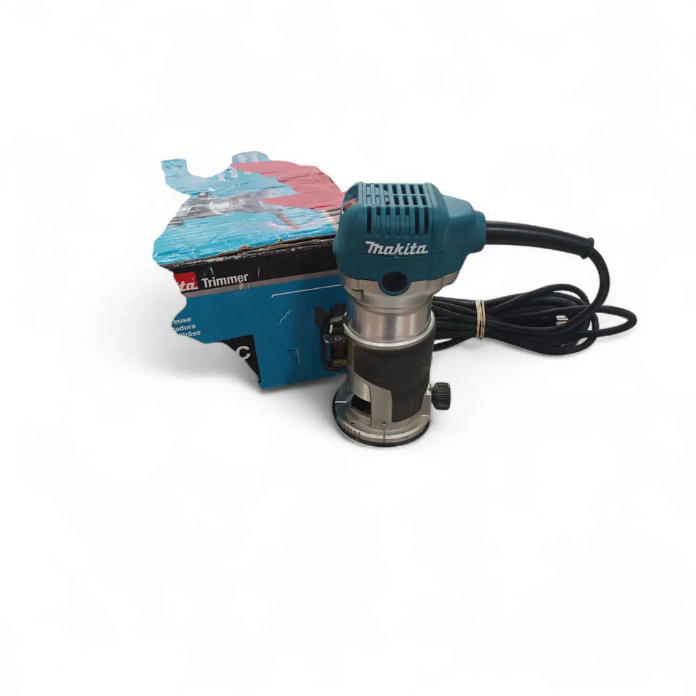 FRESADORA MAKITA RT0700C CON CAJA Y ACCESORIOS de segunda mano — Como nuevo