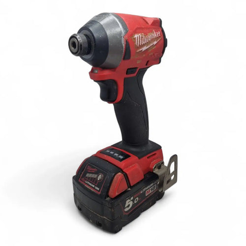 ATORNILLADOR DE IMPACTO MILWAUKEE M18 FID2 + BATERIA de segunda mano · Atornilladores — Bueno