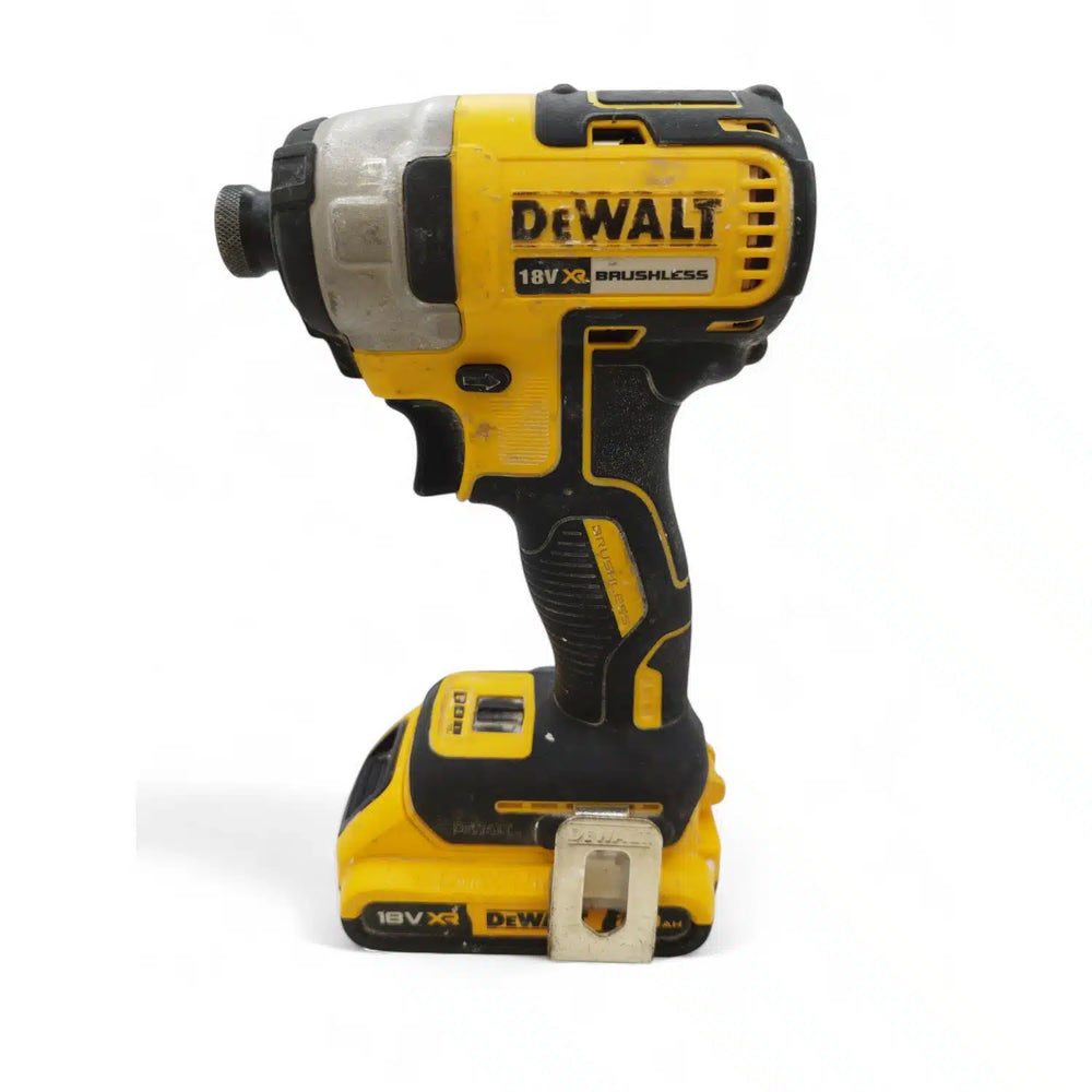 ATORNILLADOR DE IMPACTO DEWALT DCF887 + BATERÍA 18V de segunda mano · Atornilladores — Como nuevo