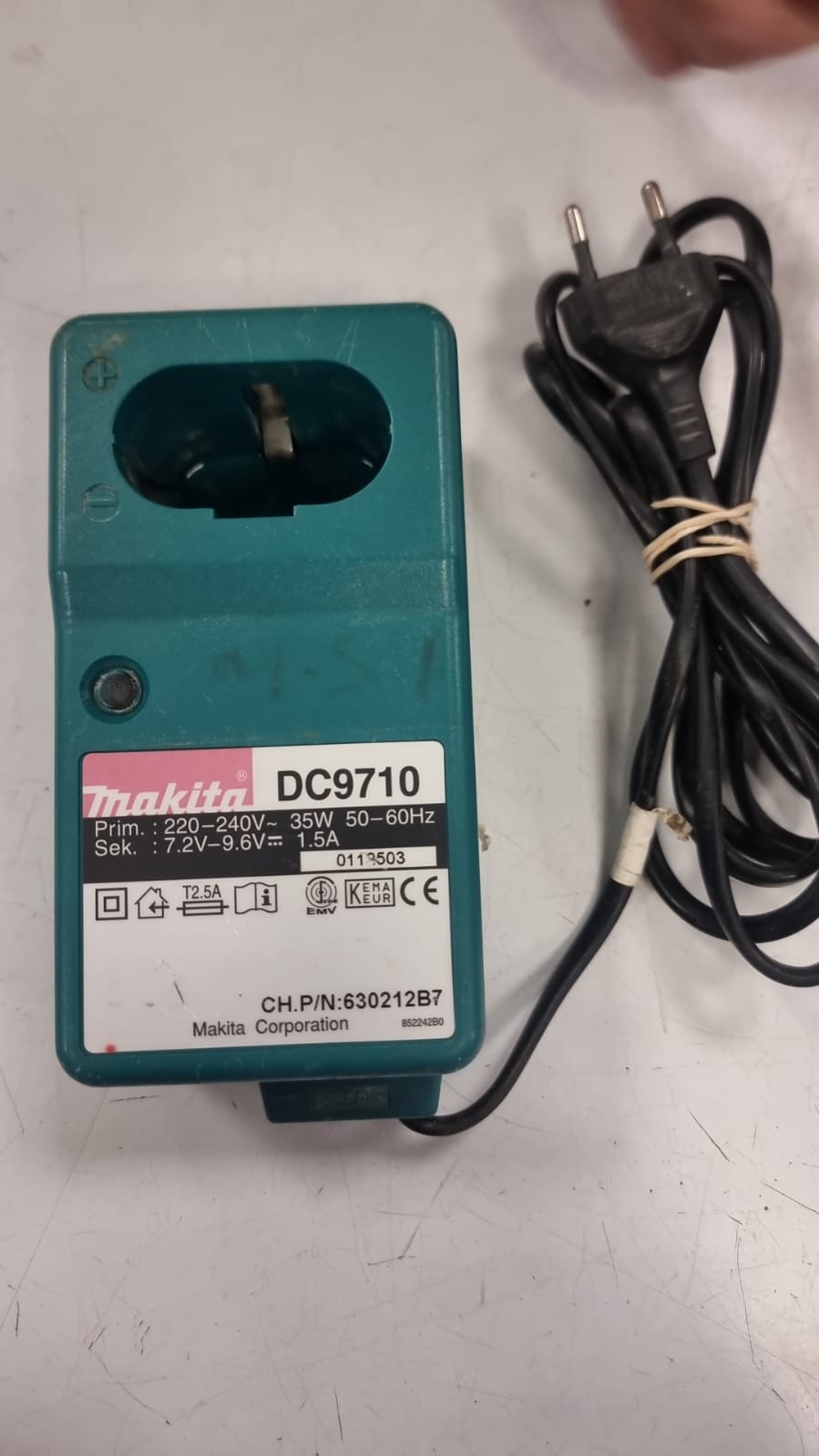 CARGADOR BATERIA MAKITA DC9710 de segunda mano — Bueno