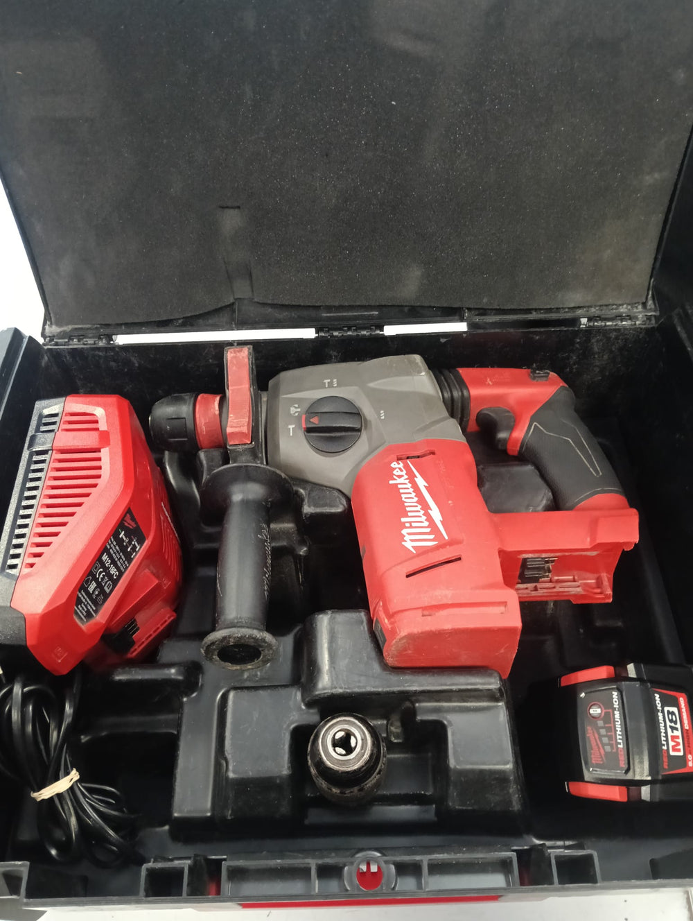 MARTILLO DEMOLEDOR MILWAUKEE M18 CHX + CARGADOR + BATERIA 9AH de segunda mano · Martillos y percutores — Bueno