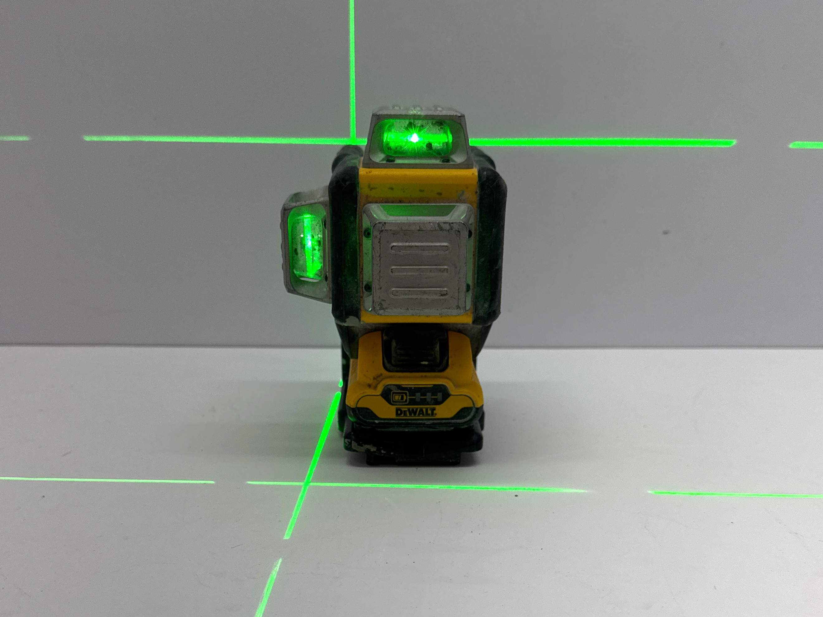 Nivel Laser Dewalt dce089g de segunda mano · Medición — Revisado